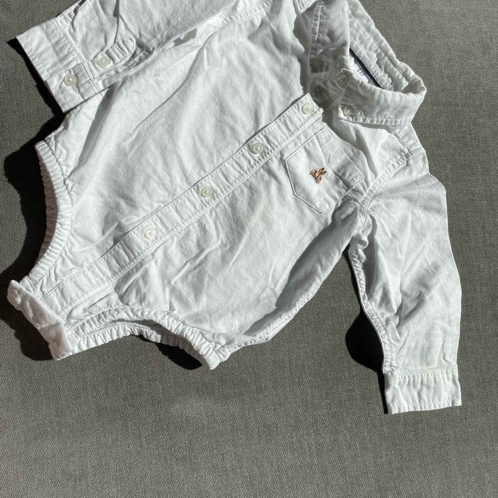 Like new GAP White Brannan Bear button down onesie body suit